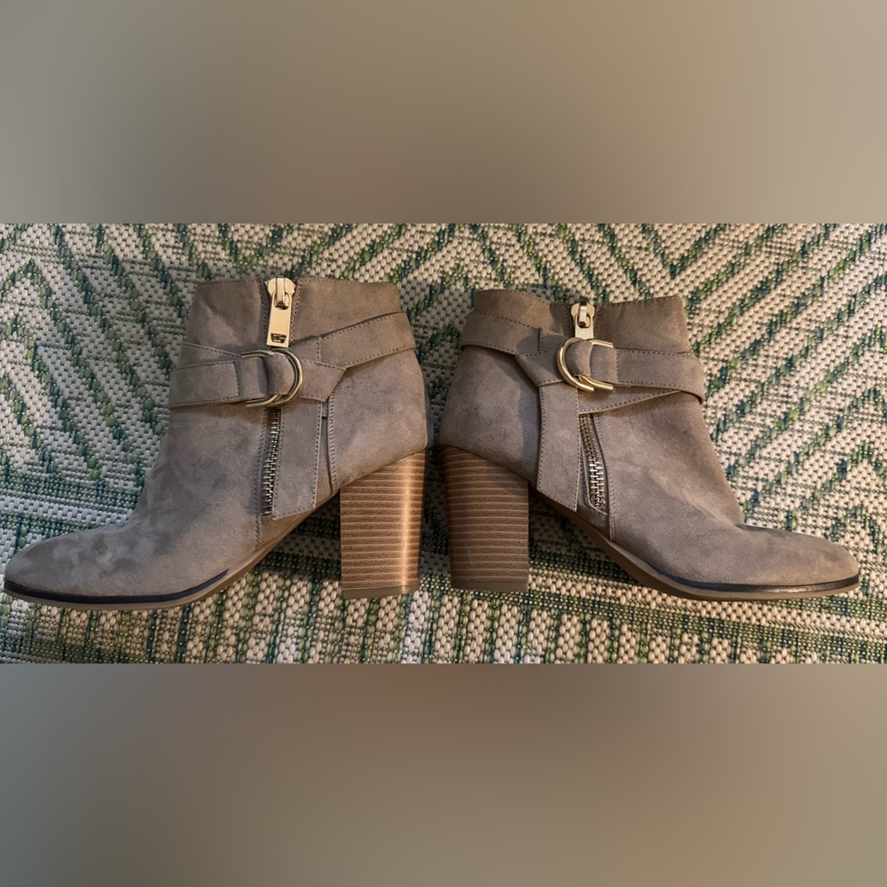 KOHLS Stylish Taupe Suede Ankle Boots 8.5 Heeled Booties Gold Metal VGUC Fall